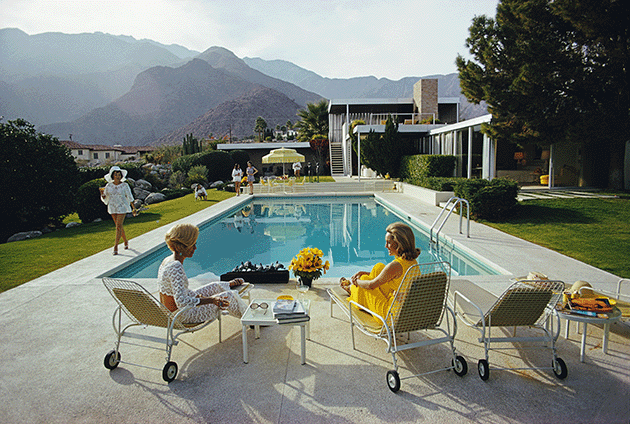 Slim Aarons, Poolside Gossip, 1970, Getty Images. Image: Slim Aarons/Stringer/Getty Images